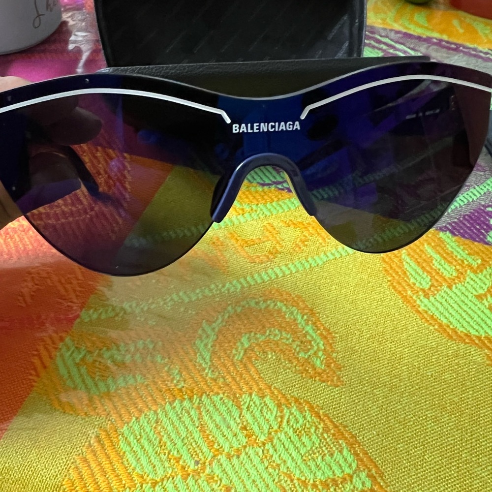 New without tag. Absolutely FIRE 🔥🔥🔥 BALENCIAGA shades. Honestly very flashy. - Picture 5 of 8